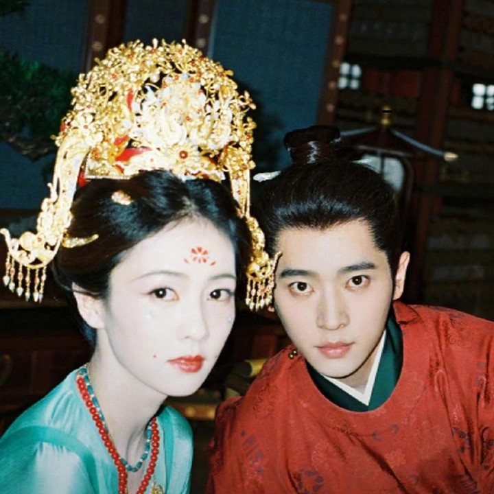 <p>Sang aktor beradu akting dengan aktirs Yang Shu Yi, yang berperan sebagai Ye Ying. Sejak penayangan pertama drama tersebut mendapat respons positif dari penonton. Rating tinggi itu menunjukkan kualitas akting para pemeran, termasuk Cheng Lei.&nbsp;(Foto: Instagram @official.wetv)</p>