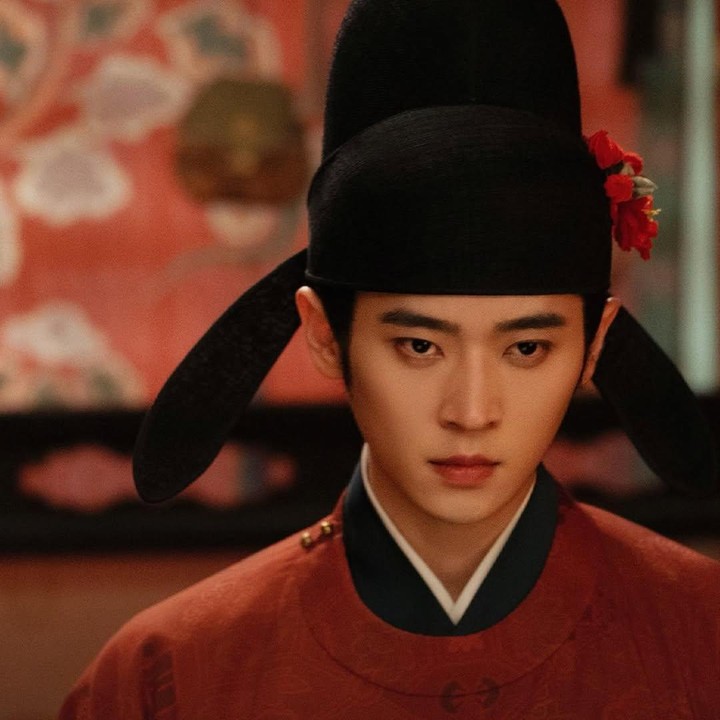 <p>Namanya makin ramai dibicarakan berkat peran terbarunya dalam drama &lsquo;<em>The First Jasmine&rsquo;</em> sebagai Mo Xiuyao, Pangeran Ding yang tampak lemah di mata banyak orang, tetapi memiliki kecerdasan tinggi dan strategi yang luar biasa.&nbsp;(Foto: Instagram @official.wetv)</p>