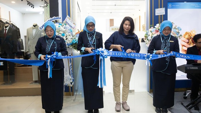 Pelopor nomor satu pembeli perhiasan emas dan logam mulia di Indonesia, resmi membuka outlet pertamanya di Kota Solo di Solo Paragon Lifestyle Mall Lantai 1