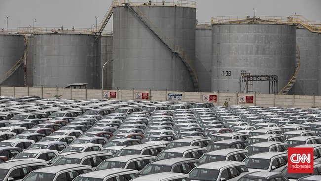 Ekspor mobil dari Indonesia di Kawasan PT Indonesia Kendaraan Terminal, Jakarta Utara.