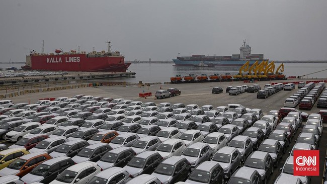 Ekspor mobil dari Indonesia di Kawasan PT Indonesia Kendaraan Terminal, Jakarta Utara.