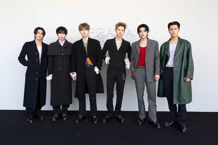 ENHYPEN turut hadiri peragaan busana Prada Menswear Spring/Summer 2027 dalam balutan outfit stylish, mulai dari setelan jas rapi, coat dengan siluet loose sampai yang berstruktur, serta aksen warna hingga motif yang beri twist pada tampilan/ Foto: Dok. Prada