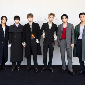 Louis Partridge sampai ENHYPEN Tampil Stylish di Fashion Show Prada Milan