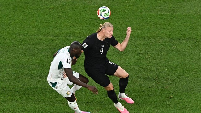 Erling Haaland nyaris dikunci pemain Senegal pada babak pertama laga Piala Dunia 2026.