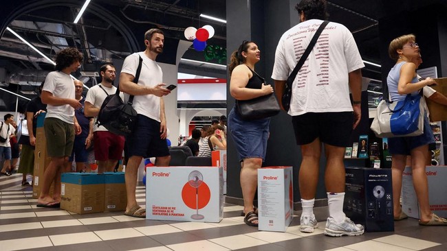 People queue to buy pedestal fans and humidifiers at a Paris branch of electronics and homeware store Darty as temperatures rise in Paris during a heatwave affecting a large part of France, June 23, 2026. REUTERS/Abdul Saboor      TPX IMAGES OF THE D
