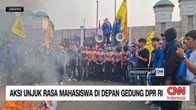 Gelombang aksi protes terhadap sejumlah kebijakan pemerintah masih bergulir. Aksi unjuk rasa mahasiswa di depan Gedung DPR RI, Jakarta Pusat, yang awalnya berjalan damai dengan membakar keranda kayu sebagai simbol protes, mendadak berubah menjadi teg