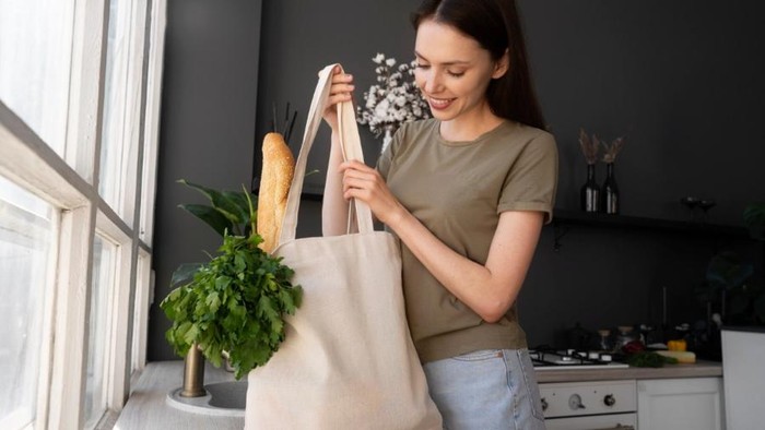 7 Tips Mengurangi Penggunaan Plastik Sehari-hari, Makin Hemat 'In This Economy'
