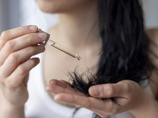 Rambut Rontok Coba Segala Cara? Kenali Dulu Mekanisme Hair Tonic yang Kamu Pakai