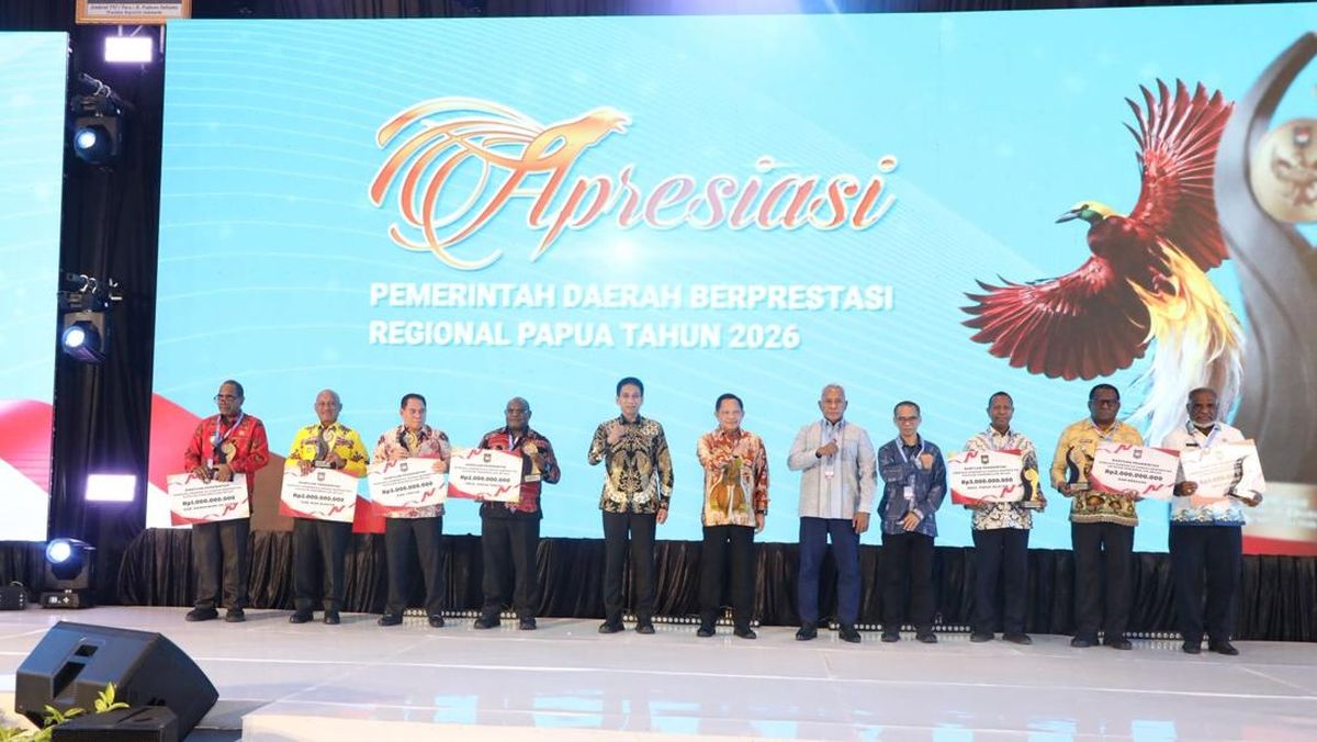 Kemendagri Beri Penghargaan Daerah Berprestasi Regional Papua