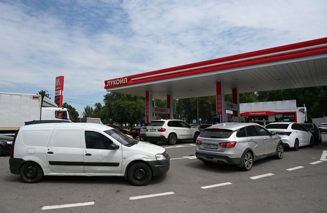 Kendaraan mengantre untuk mengisi bahan bakar di pompa bensin Lukoil, karena menurut pejabat setempat beberapa stasiun pengisian bahan bakar regional menghadapi kekurangan bensin akibat pengurangan produksi di kilang-kilang utama, di tengah konflik R