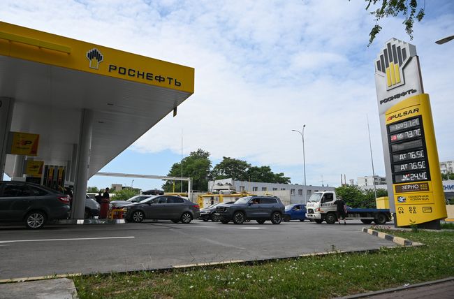 Kendaraan mengantre untuk mengisi bahan bakar di pompa bensin Rosneft, karena menurut pejabat setempat beberapa stasiun pengisian bahan bakar regional menghadapi kekurangan bensin akibat pengurangan produksi di kilang-kilang utama, di tengah konflik Rusia-Ukraina di Rostov-on-Don, Rusia, 23 Juni 2026.