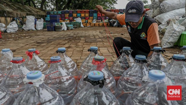 Kreasi DLH Cakung Ubah Sampah jadi Perahu