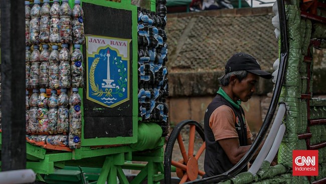 Kreasi DLH Cakung Ubah Sampah jadi Perahu