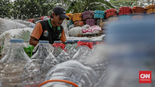 Kreasi DLH Cakung Ubah Sampah jadi Perahu