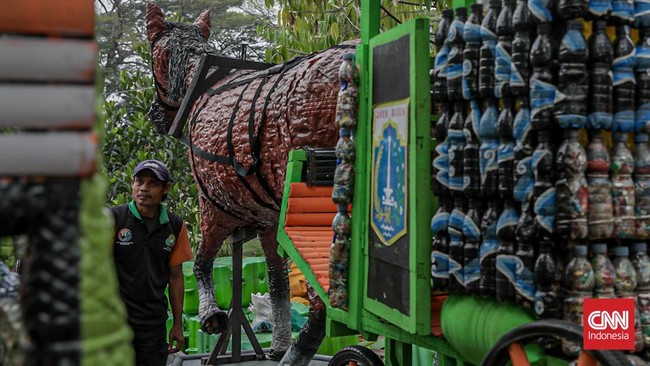 Kreasi DLH Cakung Ubah Sampah jadi Perahu