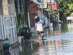 Banjir Surabaya Bikin Kurir Kelimpungan, Jalan Kaki-Tunda Pengiriman