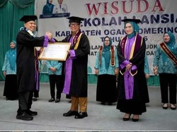 598 Lansia di OKU Diwisuda, Bupati Ingatkan Belajar tak Kenal Usia