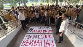 Sejumlah aliansi mahasiswa Unsoed Purwokerto menggelar aksi meminta transparansi pengiriman salah satu mahasiswa ke agenda kunjungan Wapres.