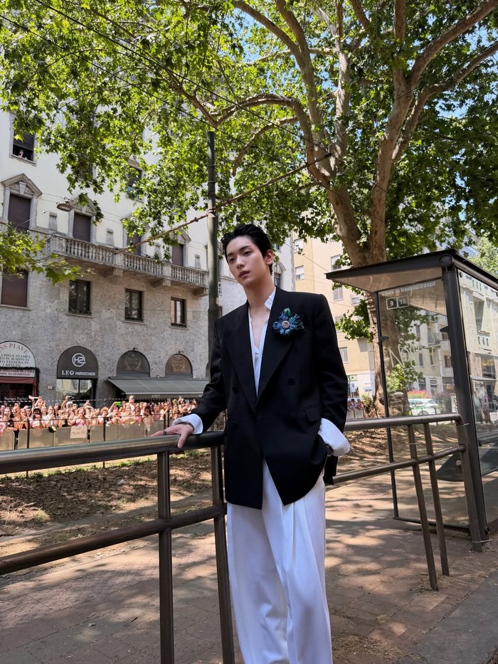 Masuk dalam jajaran rumah mode mewah asal Italia, Dolce&Gabbana pun turut memamerkan koleksi terbaru di salah satu pekan mode bergengsi di dunia satu ini. DGSS27 itu sendiri diberi nama &lsquo;VACANZE SICILIANE&rsquo;./ Foto: instagram.com/txt_bighit