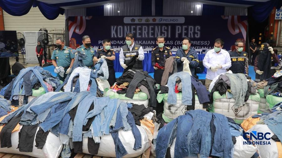 Menkeu RI Purbaya Yudhi Sadewa dalam konvensi pers Penindakan Bea Cukai Berupa Peti Kemas berisi busana jejak diBuffer Area TPS CDC Banda, Jalan Banda No.1, Tanjung Priok, Kota Jakarta Utara, Selasa, (23/6/2026).
