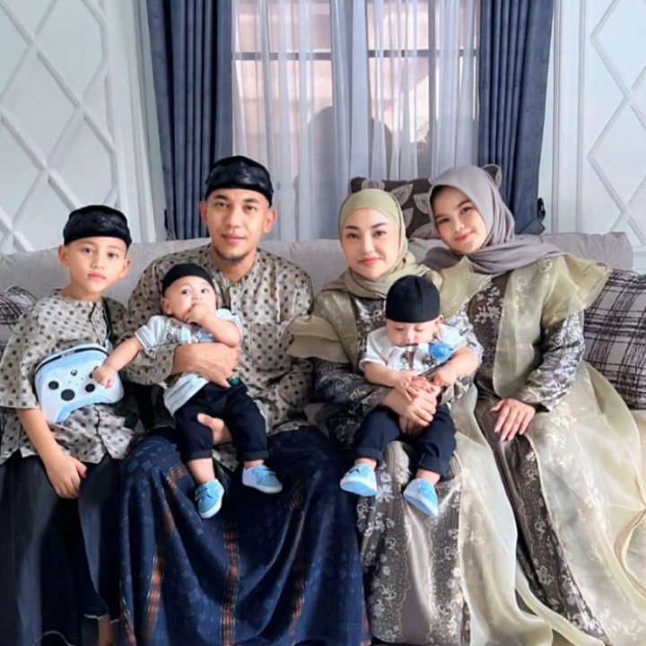 <p>Kehilangan seorang Bunda tentu meninggalkan luka yang begitu dalam, begitu pula yang dirasakan oleh anak-anak dari mendiang Mpok Alpa. Mpok Alpa diketahui berpulang pada 15 Agustus 2025, dan hingga kini kepergiannya masih meninggalkan kesedihan yang mendalam di hati mereka. (Foto: Instagram @jie.langit)</p>