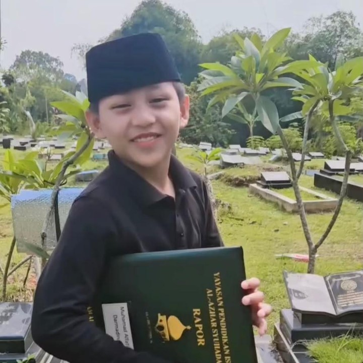 <p>Belum lama ini, putra keduanya, Muhammad Al Fatih, kembali mengunjungi makam sang ibunda bersama ayahnya, Aji Darmaji. Namun, kunjungan kali ini tidak diwarnai isak tangis, melainkan penuh kebahagiaan karena bocah tujuh tahun itu baru saja menerima rapor dari sekolahnya. (Foto: Instagram @fyp_trans7)</p>