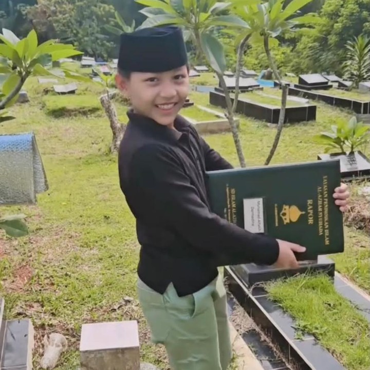 <p>Mengutip dari unggahan Instagram <em>@fyp_trans7</em>, Fatih terlihat membawa rapor sekolahnya sambil dengan bangga mengatakan bahwa ia ingin menyampaikan kabar kepada mendiang ibundanya. "Assalamualaikum, aku mau ke makam, mau laporan sama mami udah naik kelas 4," ujar Fatih sambil menunjukkan senyuman manisnya. (Foto: Instagram @fyp_trans7)</p>