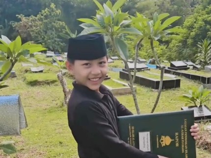 Momen Anak Mendiang Mpok Alpa Kunjungi Makam Sambil Bawa Rapor Sekolah