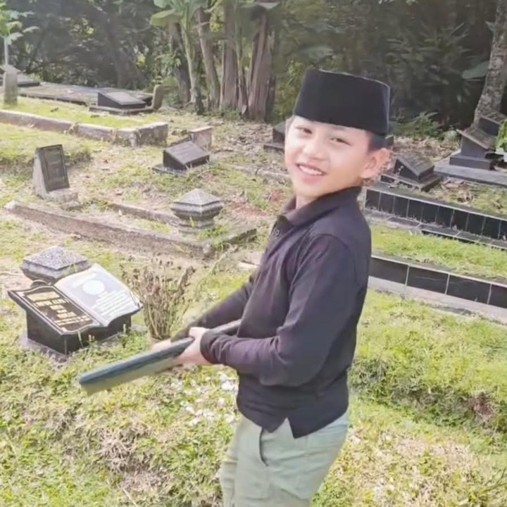 <p>Momen menyentuh hati terjadi ketika Fatih menaruh rapor sekolahnya di makam sang ibunda. Aksi ini pun langsung menyentuh hati para netizen dan dibanjiri beragam komentar pada unggahan tersebut. (Foto: Instagram @fyp_trans7)</p>