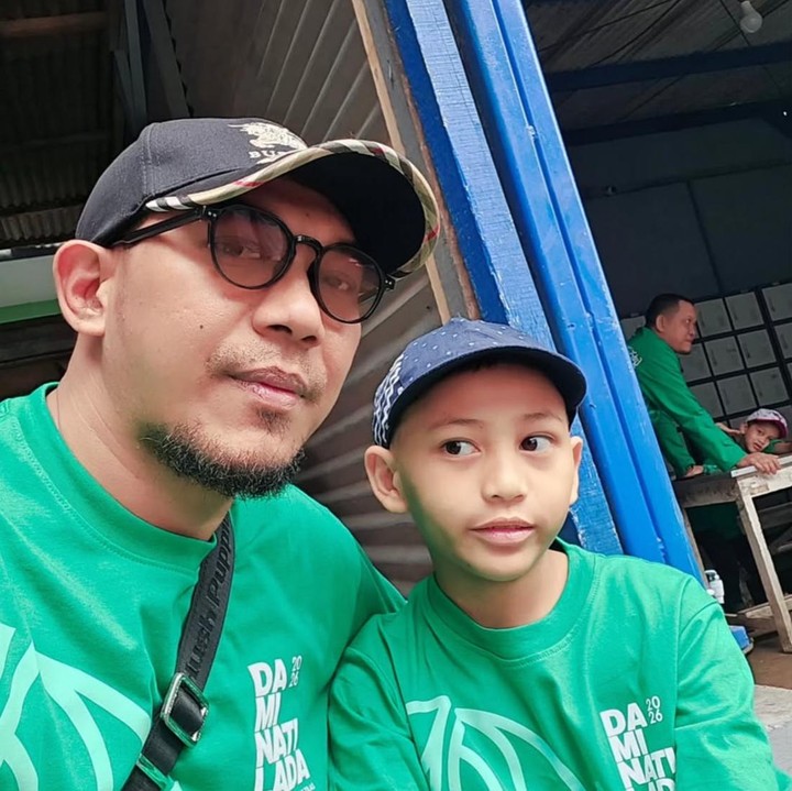 <p>Banyak netizen yang merasa terharu sekaligus turut mendoakan Fatih, Bunda. "Seketika aku terharu," tulis <em>@san***</em>. "Anak hebat pasti mami kamu bangga di atas surga," ungkap <em>@r4h***</em>. "<em>Masyaallah</em> anak soleh, semoga kamu jadi anak yang sukses ya sayang, banyak orang yang sayang Fatih," kata <em>@yul***</em>. (Foto: Instagram @jie.langit)</p>