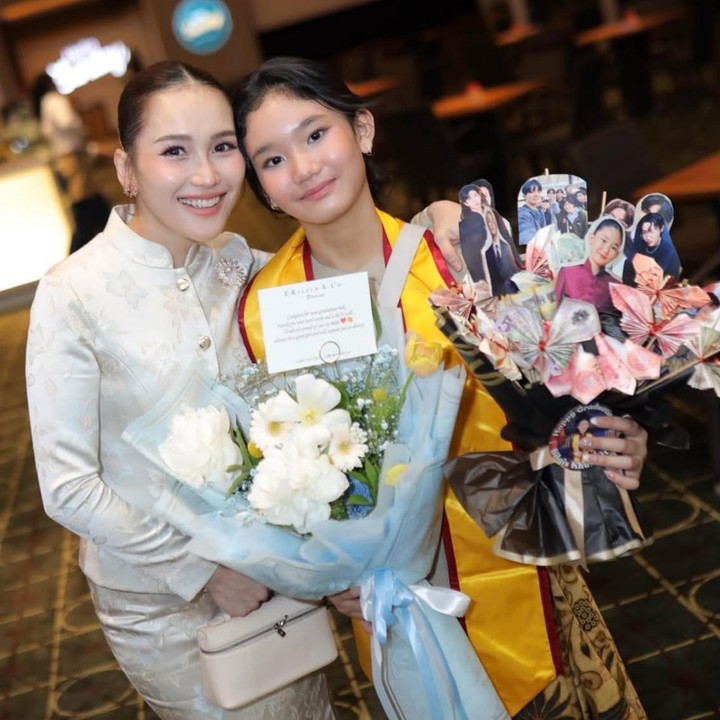 <p>Momen bahagia kini tengah dirasakan keluarga artis Ayu Ting Ting. Putri semata wayangnya, Bilqis Khumairah Razak, telah resmi lulus dari bangku Sekolah Dasar (SD). Sebentar lagi, Bilqis akan melanjutkan pendidikan ke jenjang Sekolah Menengah Pertama (SMP), Bunda. (Foto: @arka_photographyy via Instagram @ayutingting92)</p>