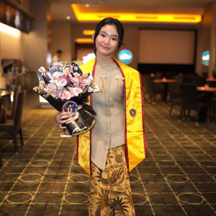 <p>Di hari bahagianya, Bilqis tampil begitu cantik mengenakan kebaya Janggan berwarna cokelat yang dipadukan dengan kain batik.&nbsp;Remaja 12 tahun ini juga terlihat mengenakan selempang yang menandai momen kelulusannya dari bangku SD. (Foto: @arka_photographyy via Instagram @ayutingting92)</p>