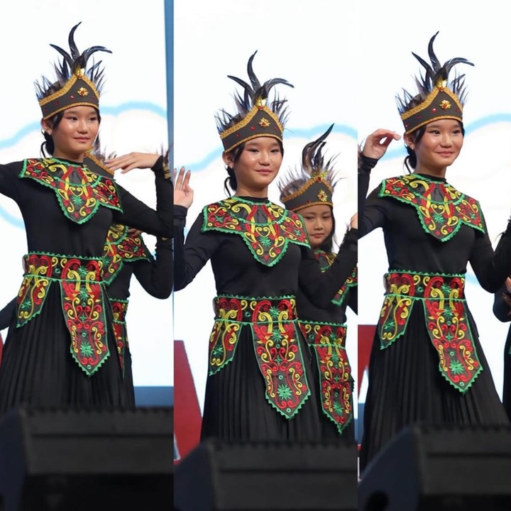 <p>Dalam unggahannya, Bilqis terlihat mengikuti pentas tari bersama teman-temannya dengan membawakan lagu daerah. Pada momen itu, ia tampil mengenakan pakaian tradisional Dayak yang membuat penampilannya terlihat semakin mencuri perhatian. (Foto: @arka_photographyy via Instagram @ayutingting92)</p>