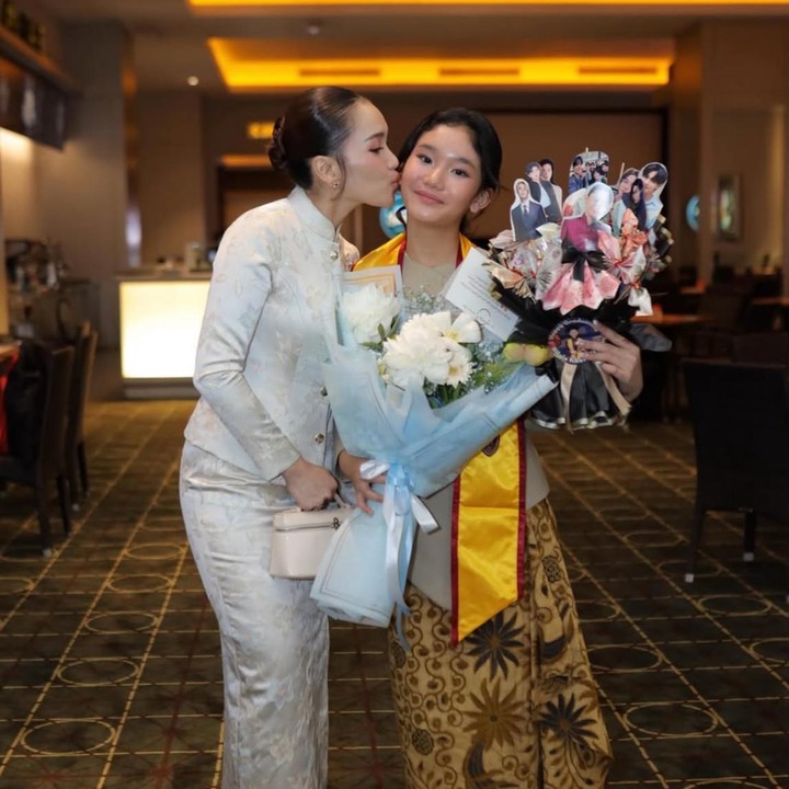 <p>Sebagai seorang Bunda, Ayu tak lupa mengucapkan selamat sekaligus menuliskan pesan haru untuk putri tercintanya. "Selamat Wisuda Bilqis Khumairah Razak tersayangku. Bunda tidak bisa mengungkapkan betapa bangga dan beruntungnya aku menjadi ibumu. Aku berdoa semoga masa depanmu dipenuhi kebahagiaan, kesuksesan, dan semua impianmu menjadi kenyataan, amin. Kamu pasti bisa melakukannya, sayang," tulis Ayu, dikutip dari akun Instagram <em>@ayutingting92.</em> (Foto: @arka_photographyy via Instagram @ayutingting92)</p>