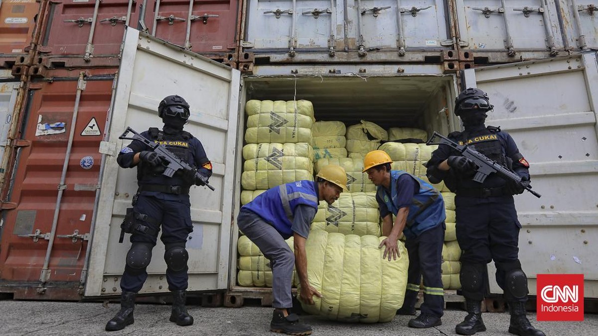 Direktorat Jenderal Bea dan Cukai berhasil menggagalkan peredaran pakaian dan tas bekas impor ilegal di Pelabuhan Tanjung Priok, Jakarta, Selasa (23/6/2026).