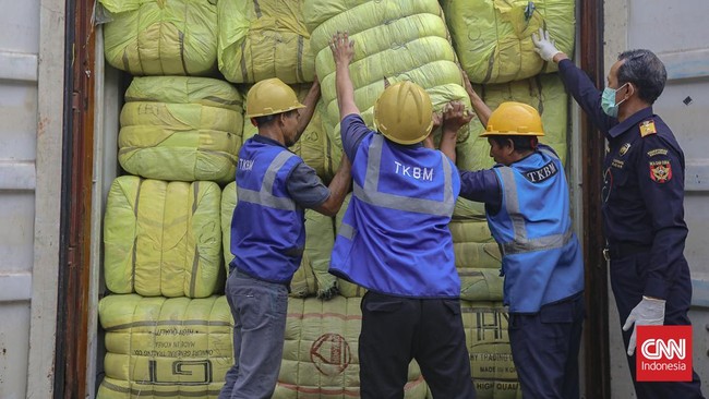 Direktorat Jenderal Bea dan Cukai berhasil menggagalkan peredaran pakaian dan tas bekas impor ilegal di Pelabuhan Tanjung Priok, Jakarta, Selasa (23/6/2026).