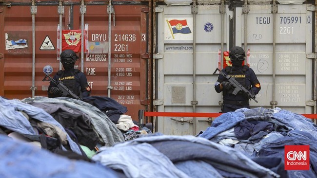 Direktorat Jenderal Bea dan Cukai berhasil menggagalkan peredaran pakaian dan tas bekas impor ilegal di Pelabuhan Tanjung Priok, Jakarta, Selasa (23/6/2026).