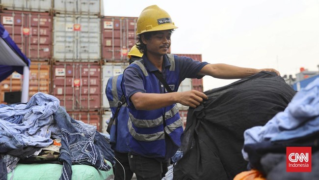 Direktorat Jenderal Bea dan Cukai berhasil menggagalkan peredaran pakaian dan tas bekas impor ilegal di Pelabuhan Tanjung Priok, Jakarta, Selasa (23/6/2026).