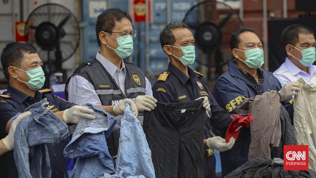 Menteri Keuangan Purbaya Yudhi Sadewa hadir saat rilis peredaran pakaian dan tas bekas impor ilegal di Pelabuhan Tanjung Priok, Jakarta, Selasa (23/6/2026).