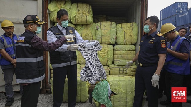 Menteri Keuangan Purbaya Yudhi Sadewa hadir saat rilis peredaran pakaian dan tas bekas impor ilegal di Pelabuhan Tanjung Priok, Jakarta, Selasa (23/6/2026).