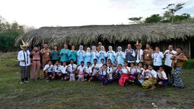 Ketua Umum Solidaritas Perempuan untuk Indonesia (Seruni) Kabinet Merah Putih (KMP) Tri Tito Karnavian dalam acara peletakan batu pertama revitalisasi SMP Negeri (SMPN) 13 Fatuleu di Desa Sillu, Kecamatan Fatuleu, Kabupaten Kupang, Senin (22/6/2026).