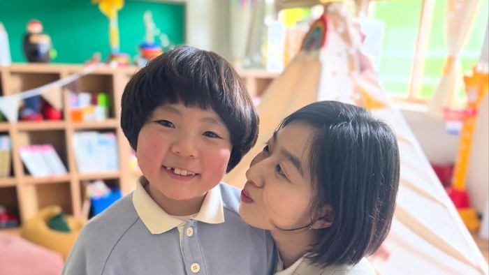 Pemeran Kim Woo Jin dan sang ibu di Teach You a Lesson