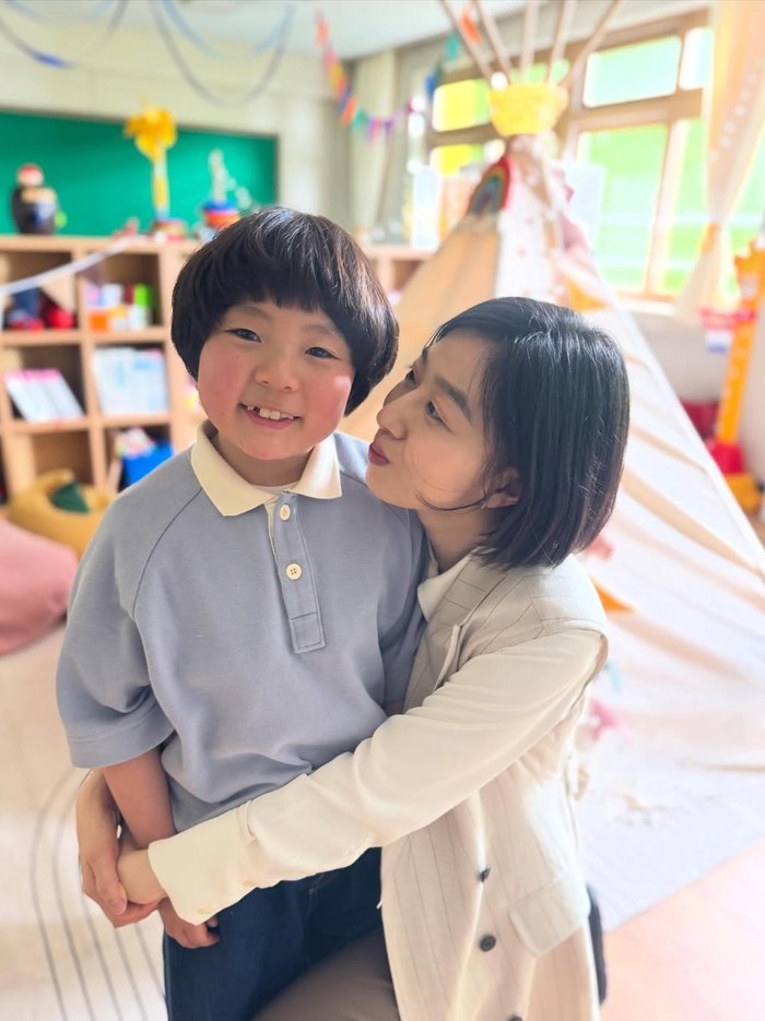 Pemeran Kim Woo Jin dan sang ibu di Teach You a Lesson