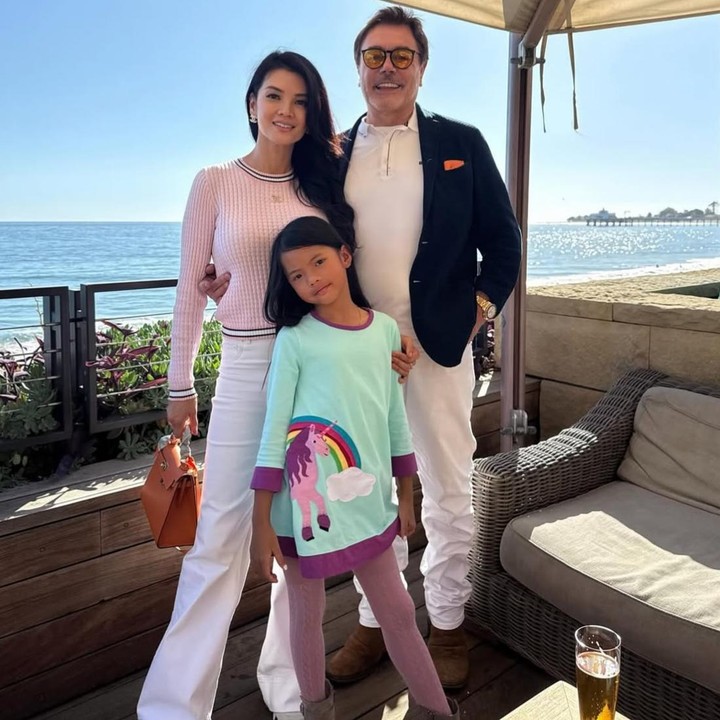 <p>Kehidupan <em>chef</em> selebriti Farah Quinn tampaknya tak pernah lepas dari sorotan publik. Meski kini tidak&nbsp;lagi aktif di dunia hiburan, Farah tetap membagikan kesehariannya melalui media sosial. Kini, Farah menjalani kehidupan yang bahagia bersama suami bule, Charles Jost, serta kedua anaknya, Armand dan Amaira. (Foto: Instagram @farahquinnofficial)</p>