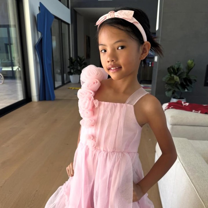 <p>Putri bungsunya, Amaira, lahir pada 10 Oktober 2018. Kini di usianya yang menginjak tujuh tahun, Amaira tumbuh jadi anak yang begitu aktif dengan berbagai minat dan bakatnya, Bunda. (Foto: Instagram @farahquinnofficial)</p>
