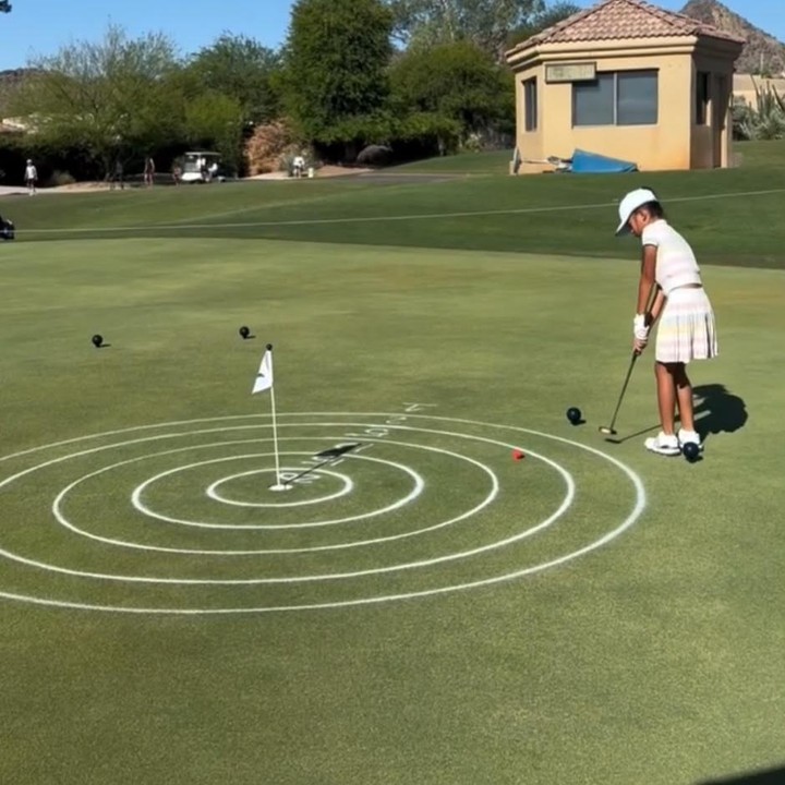<p>Anak Farah Quinn ini diketahui sudah mahir bermain golf sejak usia lima tahun. Kemampuan Amaira dalam olahraga tersebut pun terus berkembang seiring dengan rutinnya berlatih. Melihat dari beberapa unggahan di Instagram, Farah pun kerap setia menemani sang putri saat berlatih golf. (Foto: Instagram @farahquinnofficial)</p>