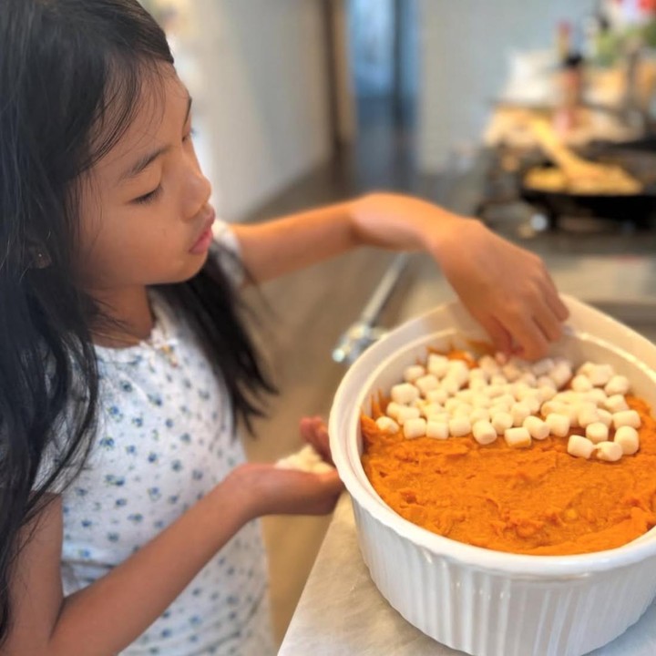 <p>Selain mahir bermain golf, Amaira ternyata juga gemar 'bermain' di dapur, nih. Dalam beberapa kesempatan, ia terlihat asyik membuat kue dan menghiasnya untuk membantu sang Bunda di dapur. (Foto: Instagram @farahquinnofficial)</p>