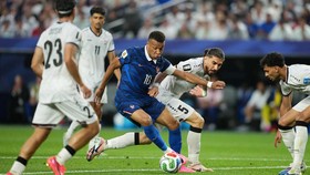 Duel babak kedua Prancis vs Irak dilanjutkan usai tertunda selama lebih dari 2 jam.