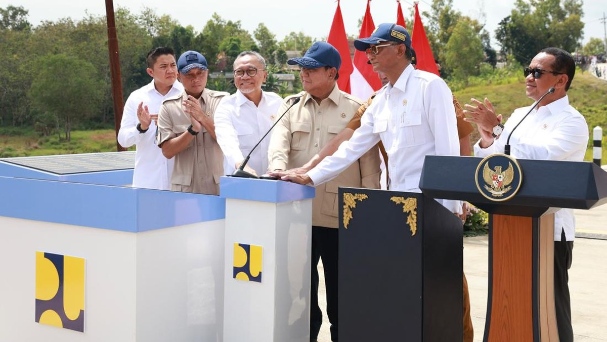 Potret Prabowo Resmikan Jalan Daerah 1.151 KM, Ditemani Zulhas-Bahlil