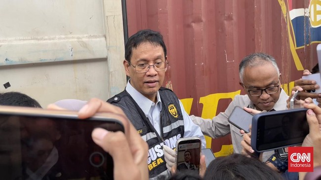 Menteri Keuangan (Menkeu) Purbaya Yudhi Sadewa saat ditemui di Pelabuhan Tanjung Priok, Selasa (23/6).